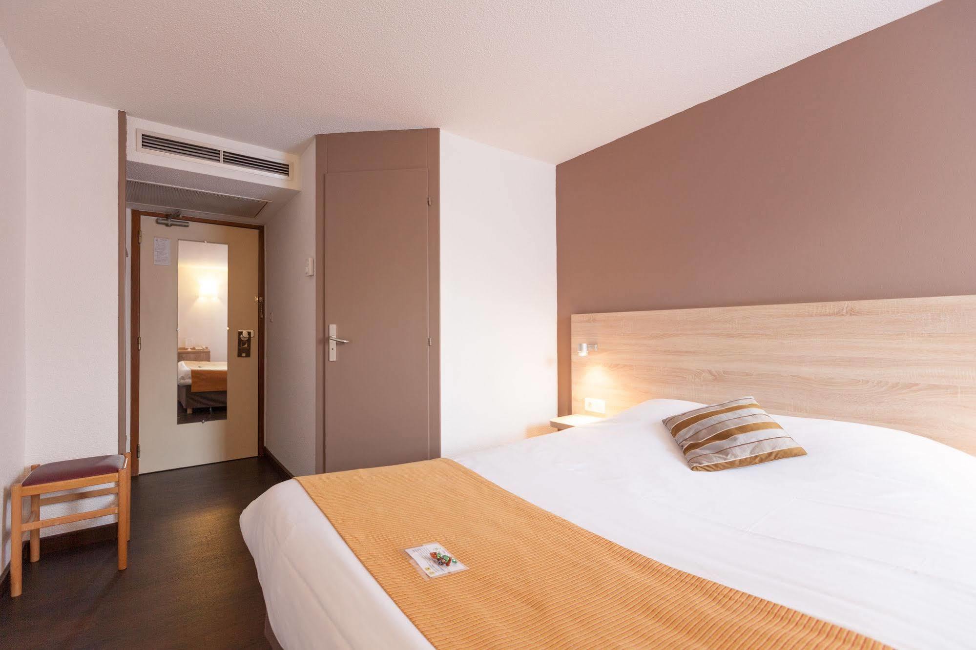 Logis Des Trois Massifs Hotell Claix  Eksteriør bilde